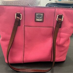 Used in great condition Dooney and Bourke leather bag. Perfect for all ocassion.